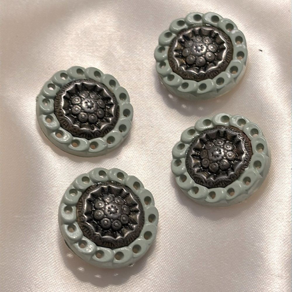 Four pretty  green vintage buttons!